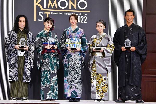 吉岡里帆｢ルミネtheよしもとイイですね!」又吉直樹と着物を着て一緒に漫才?