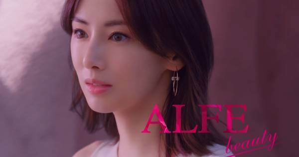 北川景子、美背中あらわな白ドレス姿の新CM「ピンクでかわいらしい世界観」