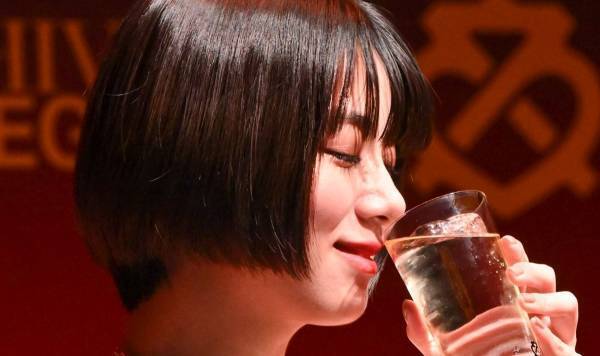 池田エライザ､タイトなドレス姿で魅了 バーテンダーに憧れ｢こんな将来もいい｣