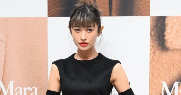 山田優、ほっそり二の腕見せ　黒のロングドレスでオーラ放つ