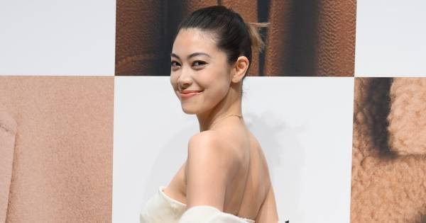 森星、圧巻の美背中を披露　クリスマスを意識したホワイトコーデで魅了