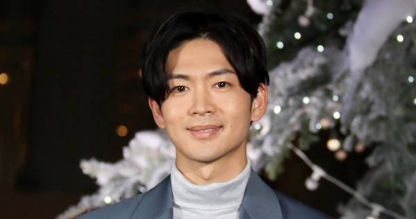 松下洸平、ツリーの前で新曲生披露! クリスマスの思い出も語る「うれしすぎて…」