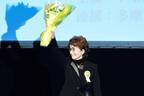 倍賞千恵子、第14回TAMA映画賞で花束を掲げかっこよすぎる姿! 佐藤二朗とは握手も