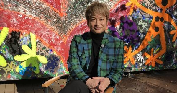 香取慎吾、自分の絵が飾られているスポットを巡る! 個展「WHO AM I」特別番組放送