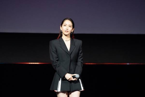 吉岡里帆、美脚あらわ＆胸元ざっくり衣装で出演作アピール! ミッキーと写真撮影も