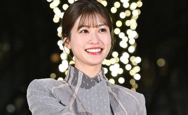 生見愛瑠、オールフェンディコーデで美脚披露｢贅沢な経験をさせてもらった｣