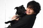 中島健人、共演した犬・クロ(大吉)からの熱烈舐めに「12月のキスです」