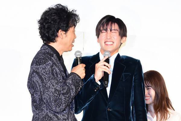 大泉洋、目黒蓮に“勝つ”ため厚底ヒールで登場し進撃の巨人!?「発注したんだよ!」