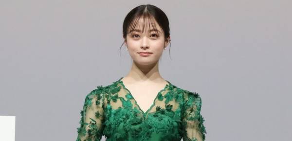 橋本環奈、美肌のぞくシースルードレスで魅了　来年の抱負は「地に足をつけて…」