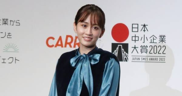 前田敦子、リボンが華やかなドレスで魅了　2022年は「目まぐるしかった」
