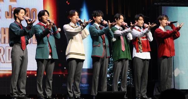 8LOOM、制服風衣装で「HIKARI」パフォーマンス! Mnetイベント出演「ドキドキした」