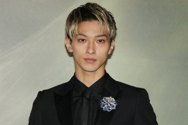 横浜流星、金髪×タキシードで華やかに　クリスマスは「ケーキ代わりにプロテイン」