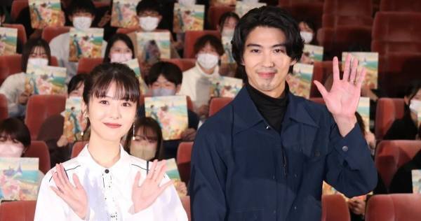 賀来賢人＆浜辺美波、サプライズ登場に歓声　就活生にエール「夢を応援していきたい」