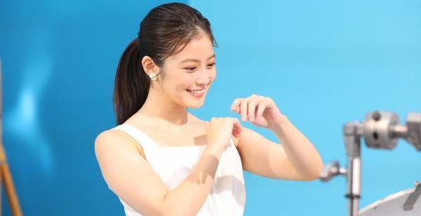 今田美桜、背中開きワンピースで美肌披露 「サンカット」新ミューズ就任