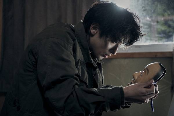 横浜流星、能面を見つめ虚ろな眼差し…不穏な空気満載の画像11連発