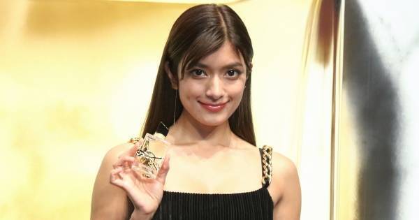 ローラ、黒ドレスで美脚＆デコルテ披露　お気に入りの香りまとい「いい感じ～」