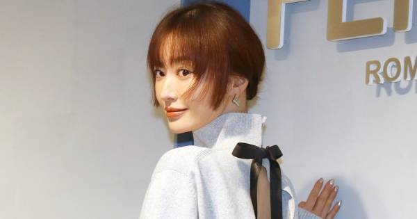 松本まりか、美背中を大胆披露　フェンディに身を包み笑顔