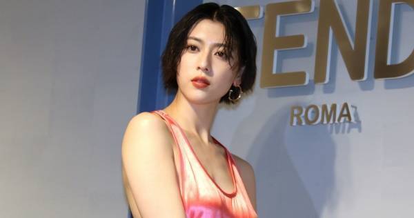 三吉彩花、胸元セクシードレスで色気放つ　美背中も大胆披露
