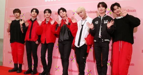 BLANK2Y、OnlyOneOfら「KROSS」出演　Weeeklyは初来日　笑顔で撮影に応じる