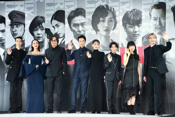 綾瀬はるか、アクション大作『リボルバー・リリー』主演! 長谷川博己・ジェシーら集合