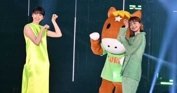 長澤まさみ、初TGCで見上愛と“UMAJOポーズ”　シークレット登場に会場沸く
