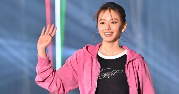 山本舞香、へそ出しルックで引き締まった美腹筋を披露