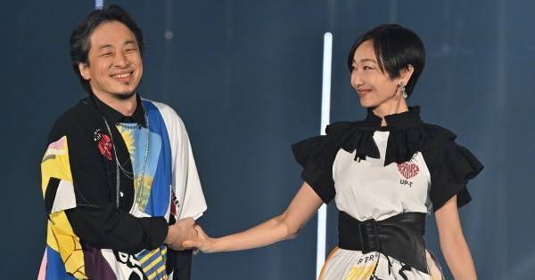 ひろゆき＆西村ゆか夫婦、TGCで手つなぎランウェイ　仲良くハートマークも