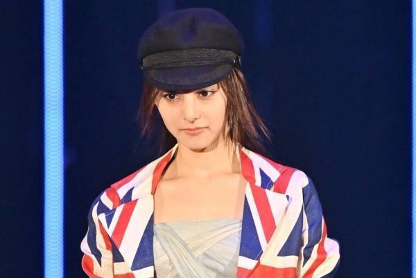 新木優子、大胆スリットで美脚見せ　英国旗柄ジャケットでクールに