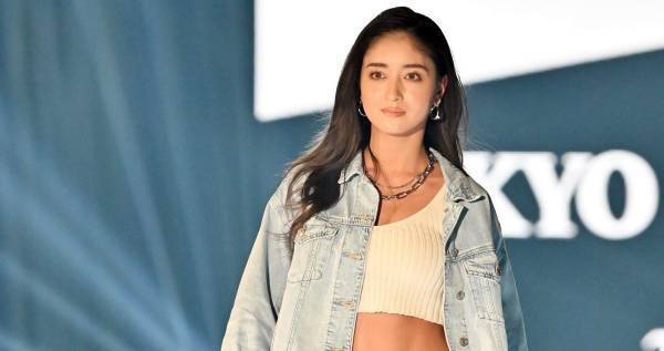 みちょぱ、へそ出しコーデで美腹筋を披露　ヘルシーボディで観客魅了