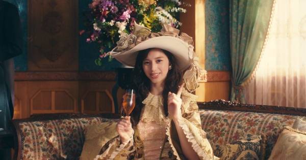 中条あやみ、“午後ティー”ロゴの英国貴婦人に「見た目を忠実に再現」