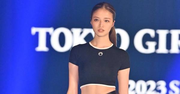 コムドットやまとの妹・せいら、美腹筋のぞくパンツスタイルでランウェイ