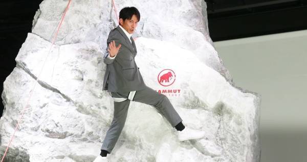 岡田准一、スーツ姿でクライミング　着心地の良さに驚き「ほぼ裸(笑)」