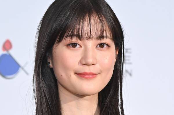 生田絵梨花、グリーンのワンピース姿で登場「新しい風が吹いている」