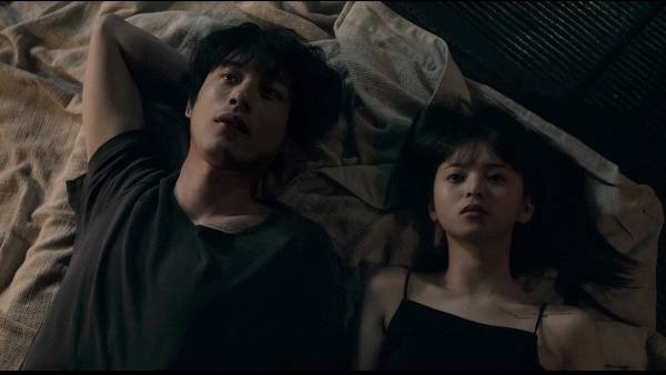 坂口健太郎、齋藤飛鳥とうつろな表情で天井を見上げ…映画『サイド バイ サイド』