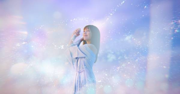 本田翼、幻想的な白い砂漠で微笑みかける「髪のふわっと感を表現」