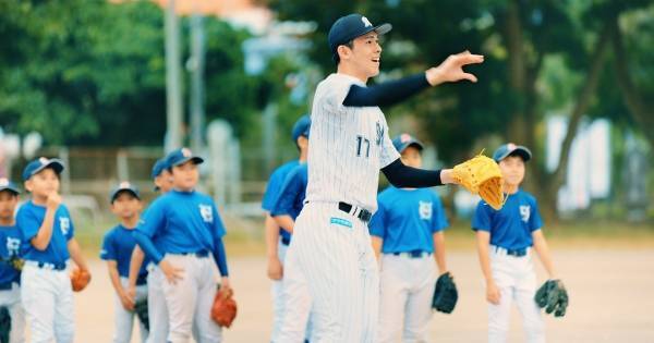 佐々木朗希、小学校をサプライズ訪問　野球チームの子供たちに弁当差し入れ