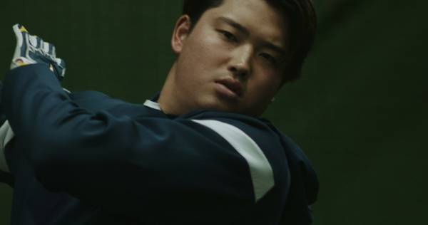 村上宗隆、“至近距離”で迫力スイング　今季の目標は「3連覇」「キャリアハイ」