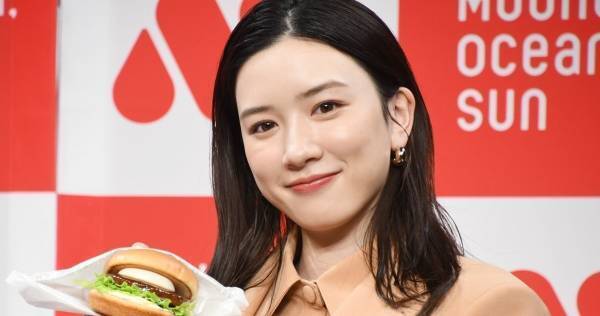 永野芽郁、モスCMでテリヤキバーガー初体験! おいしすぎて“おかわり”ねだる