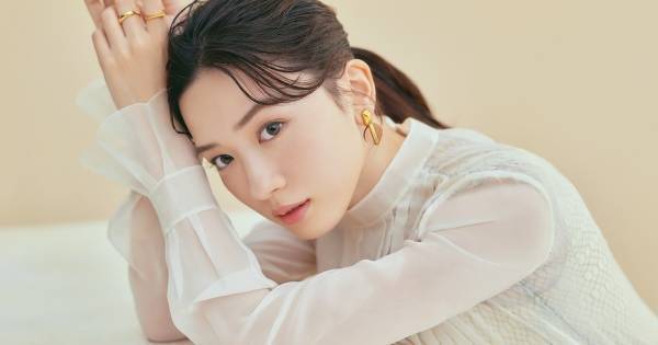 永野芽郁、白ブラウスで大人ナチュラル　やわらかな瞳の新ビジュアル公開