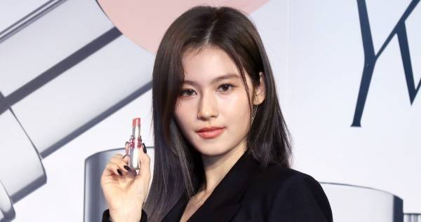 TWICEサナ、帰宅後も「唇がすごく潤っていて…」 YSLリップCMの撮影を回顧　