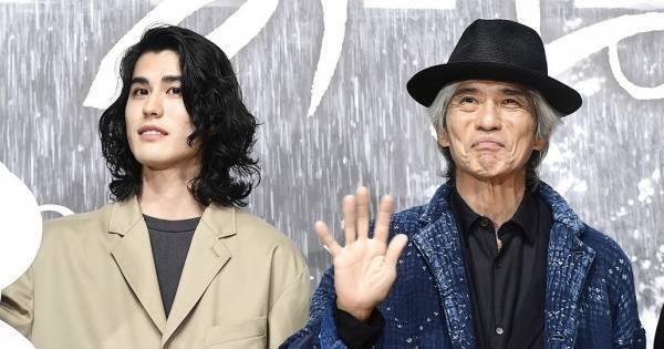 佐藤浩市、息子・寛一郎と隣同士で登壇「横並び恥ずかしい」「場所替わって」