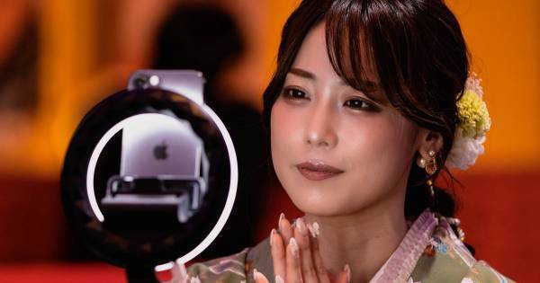 ライバーが美しい着物姿で配信バトル　角田信朗から力強いエールも