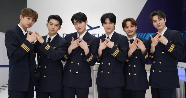 DXTEEN、ANAとコラボ! パイロットの制服姿でパフォーマンス