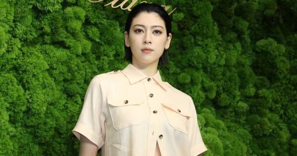 三吉彩花、お腹チラリ　春らしいセットアップで登場「とてもさわやか」