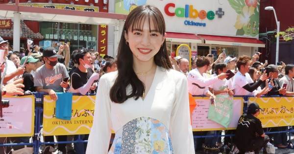井桁弘恵、沖縄で人生初レッドカーペット　美スタイル際立つ花柄ワンピで魅了