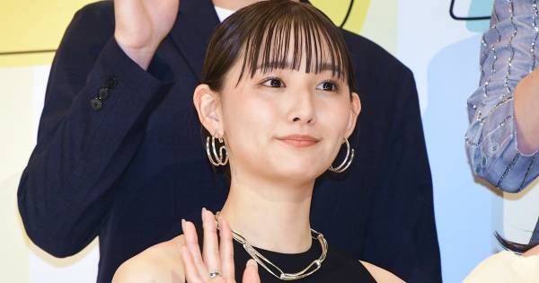浅川梨奈、美ウエストあらわな黒ドレス姿　HiHi Jets井上瑞稀に“無茶ぶり”も