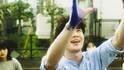 宮沢氷魚、青の絵の具でイキイキとした笑顔…発達障害の特性を持つ役「1から勉強」