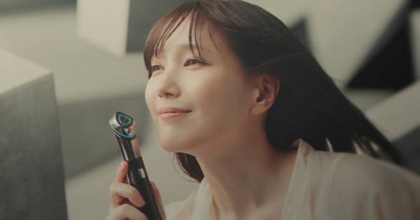 本田翼、韓国美顔器ブランド・medicubeの日本初CMに出演　不思議な空間で…