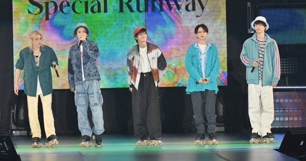 HiHi Jets、投げキッス・指ハート…ランウェイで個性豊かに決めポーズ　井上瑞稀は先輩風を吹かす