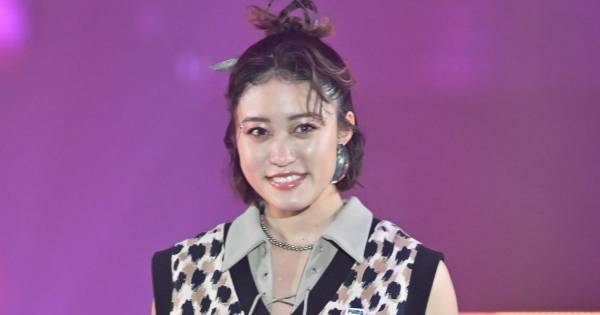 王林、ノースリワンピでランウェイ　深スリットから美脚チラリ